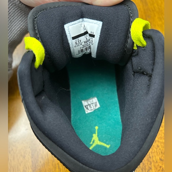 Air Jordan 1 mid SE GS “Black Cyber” - Picture 5 of 7